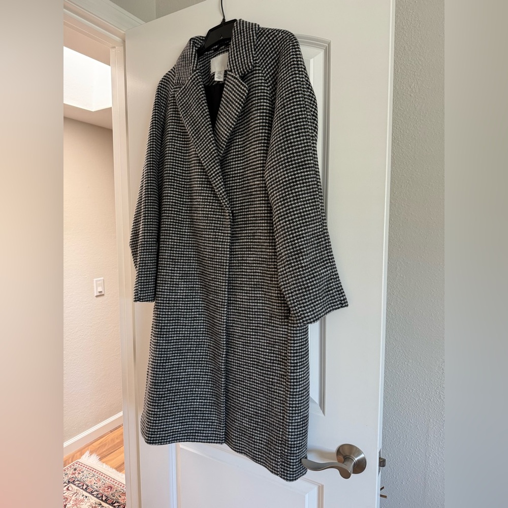 Stylish Black & White Houndstooth Coat from H&M. Never worn. Size XS fits like S